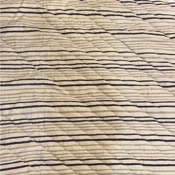 Pottery Barn Kids toddler quilt + 3 sheets - Picture 5 of 6